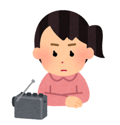 ラジオのニュースを番組を真面目な顔で聞いている女性